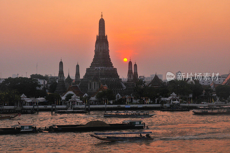 日落在Wat Arun(黎明寺)，曼谷